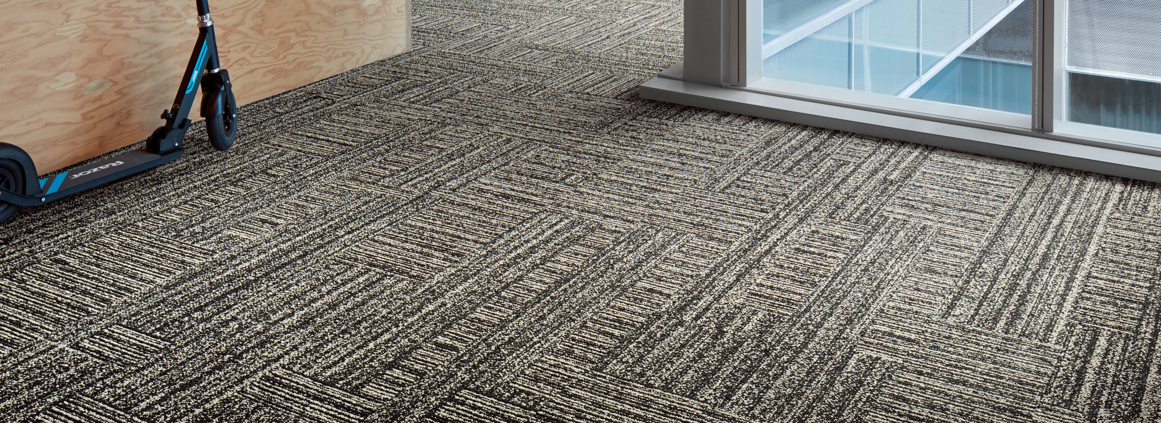 Interface Decibel and Hard Drive plank carpet tile in small area with glass windows número de imagen 1